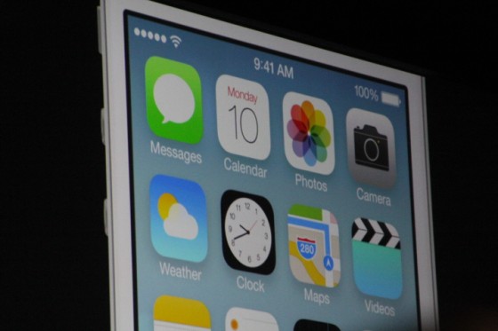iOS 7 - płaski i kontrowersyjny
