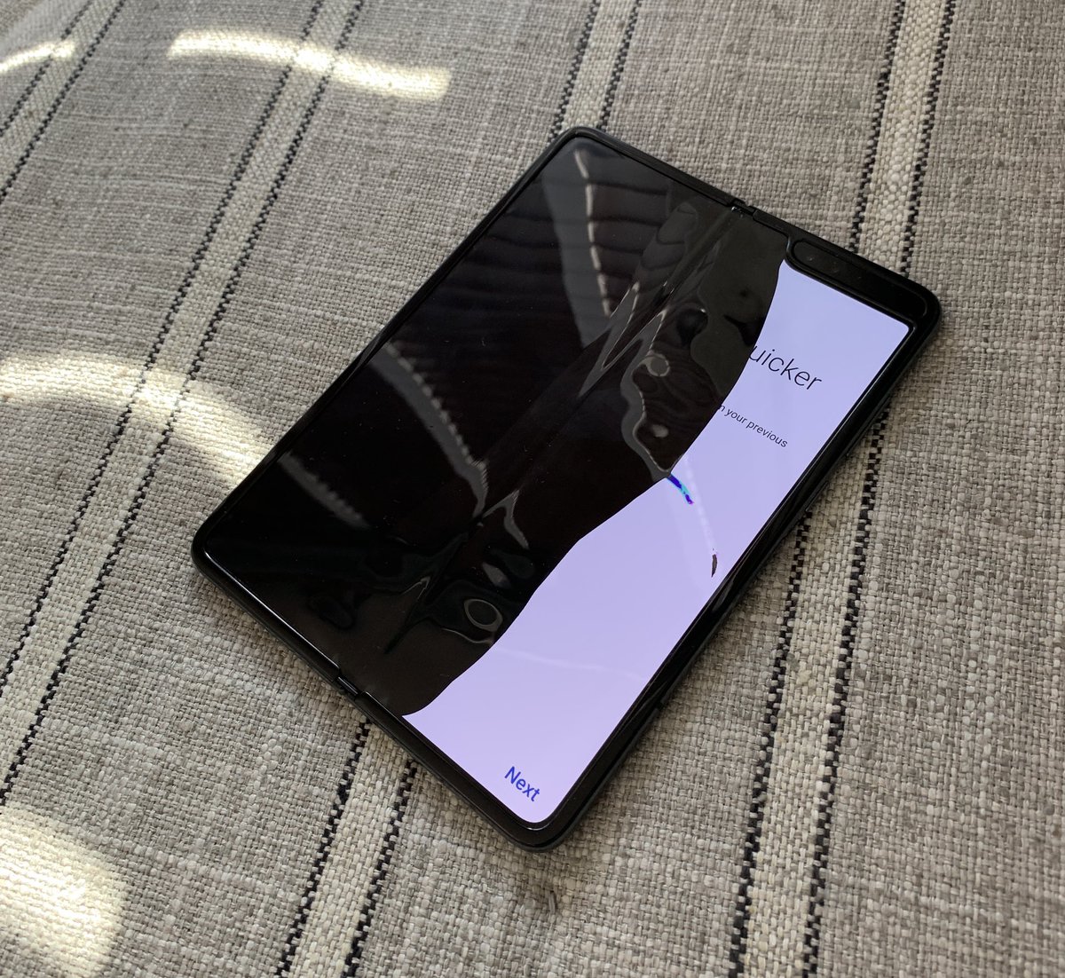 Samsung Galaxy Fold problem zepsuty ekran