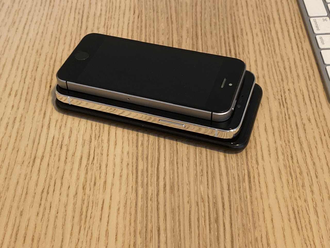 makieta Apple iPhone 12 5G plotki przecieki wycieki porównanie z iPhone SE 7