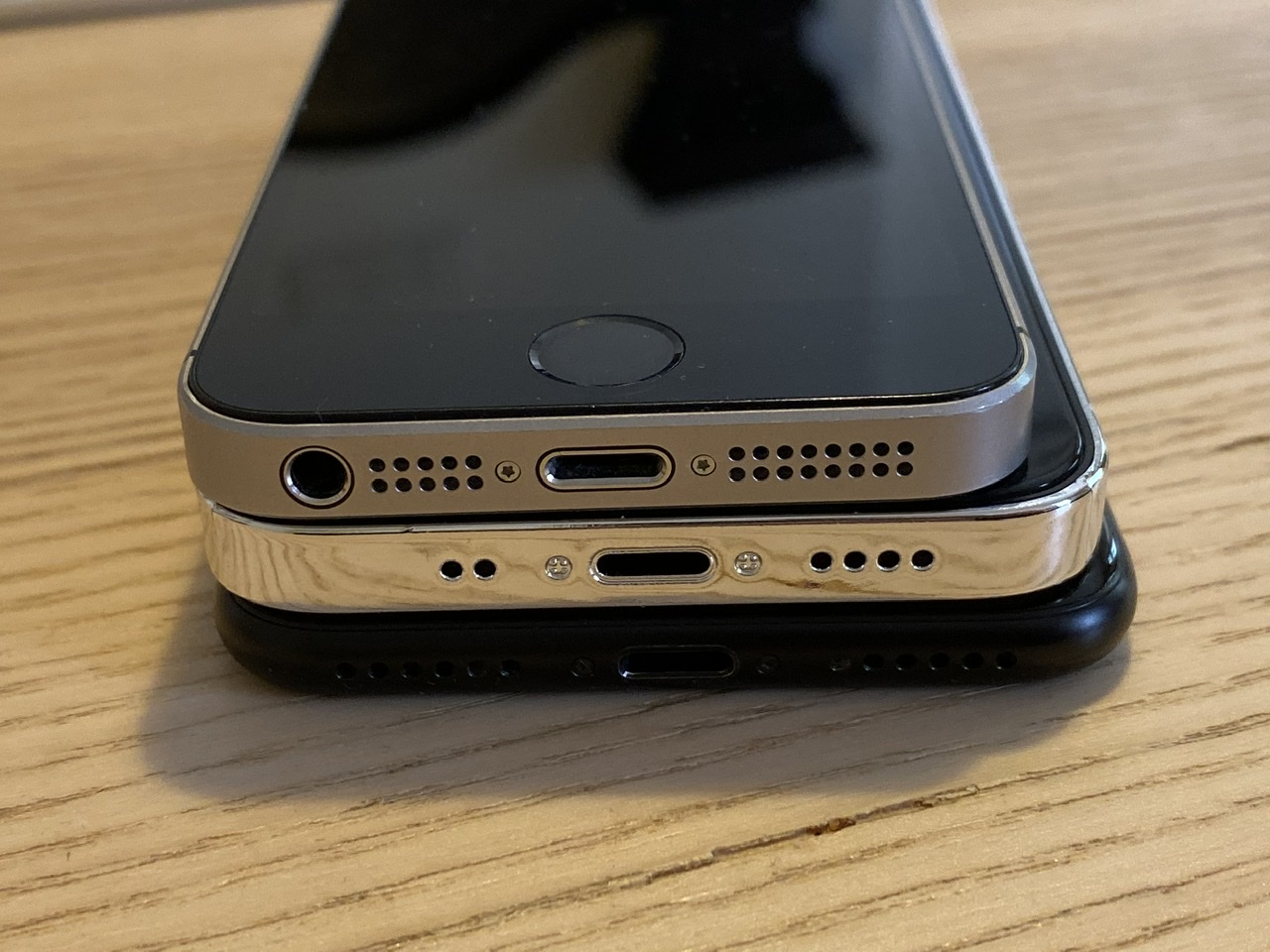 makieta Apple iPhone 12 5G plotki przecieki wycieki porównanie z iPhone SE 7