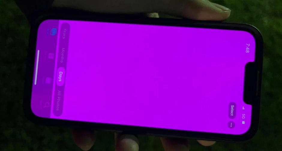 różowy ekran fioletowy iPhone 13 Pro problemy Apple